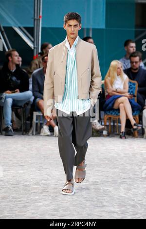 (190623) -- PARIS, 23. Juni 2019 -- Ein Modell präsentiert eine Kreation von Hermes Frühjahr/Sommer 2020 Sammlungen in Paris, Frankreich, 22. Juni 2019. ) FRANCE-PARIS-FASHION-MEN-HERMES PieroxBiasion PUBLICATIONxNOTxINxCHN Stockfoto