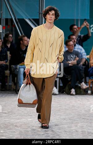 (190623) -- PARIS, 23. Juni 2019 -- Ein Modell präsentiert eine Kreation von Hermes Frühjahr/Sommer 2020 Sammlungen in Paris, Frankreich, 22. Juni 2019. ) FRANCE-PARIS-FASHION-MEN-HERMES PieroxBiasion PUBLICATIONxNOTxINxCHN Stockfoto