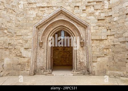 ANDRIA, ITALIEN, 8. JULI. 2022 - perfekt erhaltenes Portal in Castel del Monte, Provinz Andria, Apulien, Italien Stockfoto