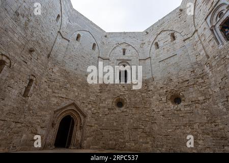 ANDRIA, ITALIEN, JULI 8. 2022 - Innere Castel del Monte, erbaut in achteckiger Form von Frederick II. Im 13. Jahrhundert in Apulien, Provinz Andria, A. Stockfoto