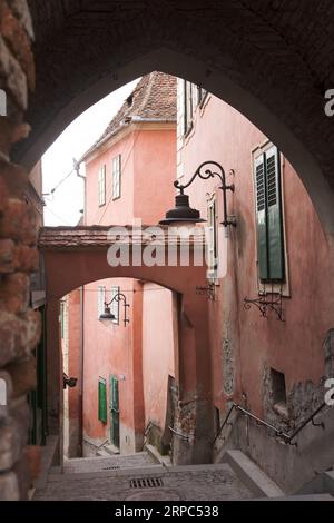 Fußgängerzone mit Gebäuden in der Altstadt von Sibiu, Rumänien Stockfoto