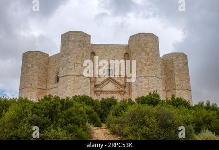 ANDRIA, ITALIEN, 8. JULI 2022 - Blick auf Castel del Monte, erbaut in achteckiger Form von Frederick II. Im 13. Jahrhundert in Apulien, Provinz Andria, AP Stockfoto