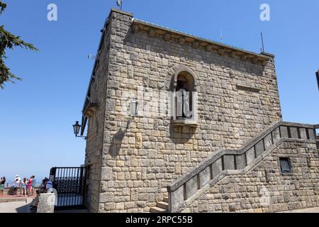 SAN MARINO, 5. JULI 2022 - das Gebäude der Seilbahn, die das historische Zentrum der Stadt San Marino mit Borgo Maggiore, Republik Sa verbindet Stockfoto