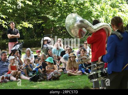 (190624) -- BRÜSSEL, 24. Juni 2019 (Xinhua) -- die Zuschauer sehen die Aufführung während der Musikveranstaltung 2019 Fete de la Musique im Park von Cinquantenaire in Brüssel, Belgien, 23. Juni 2019. Das viertägige Musikfestival wurde am 20. Juni an vielen Orten in Brüssel eröffnet, um die Sommersonnenwende zu feiern. (Xinhua/Wang Xiaojun) BELGIEN-BRÜSSEL-MUSIKVERANSTALTUNG PUBLICATIONxNOTxINxCHN Stockfoto