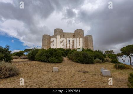 ANDRIA, ITALIEN, 8. JULI 2022 - Blick auf Castel del Monte, erbaut in achteckiger Form von Frederick II. Im 13. Jahrhundert in Apulien, Provinz Andria, AP Stockfoto