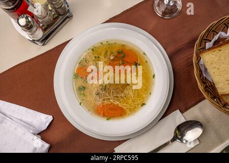 Blick von oben auf die Hühnernudelsuppe mit Karotten Stockfoto