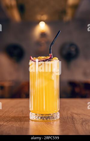 Gesundes Sommergetränk mit Passionsfrucht auf dem Bartisch Stockfoto