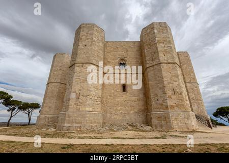 ANDRIA, ITALIEN, 8. JULI 2022 - Blick auf Castel del Monte, erbaut in achteckiger Form von Frederick II. Im 13. Jahrhundert in Apulien, Provinz Andria, AP Stockfoto