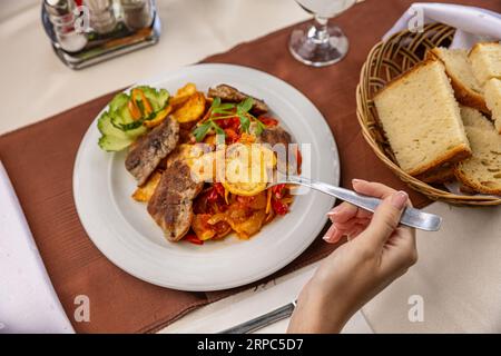 Geröstetes Fleisch und Gemüse auf dem Restauranttisch Stockfoto