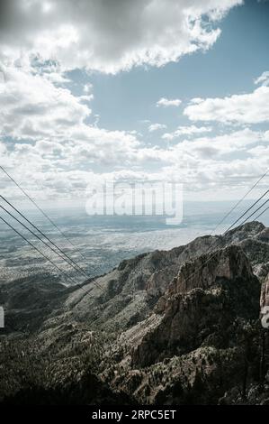 Vertikaler Blick von der Spitze der Sandia Peak Tramway Overlook Stockfoto