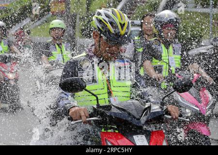 (190624) -- SAN JUAN CITY, 24. Juni 2019 -- Menschen feiern das jährliche Wattah-Wattah-Festival in San Juan City, Philippinen, 24. Juni 2019. Das Wattah-Wattah-Festival wird mit lebhaftem und ausgelassenem Straßentanz, Basaan (Wassergießen), Paraden und Konzerten lokaler Künstler gefeiert. ) PHILIPPINEN-SAN JUAN CITY-WATTAH-WATTAH FESTIVAL ROUELLEXUMALI PUBLICATIONXNOTXINXCHN Stockfoto