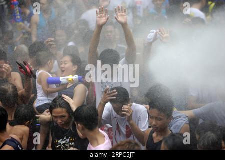 (190624) -- SAN JUAN CITY, 24. Juni 2019 -- Menschen feiern das jährliche Wattah-Wattah-Festival in San Juan City, Philippinen, 24. Juni 2019. Das Wattah-Wattah-Festival wird mit lebhaftem und ausgelassenem Straßentanz, Basaan (Wassergießen), Paraden und Konzerten lokaler Künstler gefeiert. ) PHILIPPINEN-SAN JUAN CITY-WATTAH-WATTAH FESTIVAL ROUELLEXUMALI PUBLICATIONXNOTXINXCHN Stockfoto