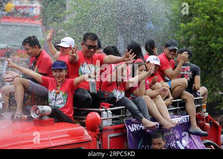 (190624) -- SAN JUAN CITY, 24. Juni 2019 -- Menschen feiern das jährliche Wattah-Wattah-Festival in San Juan City, Philippinen, 24. Juni 2019. Das Wattah-Wattah-Festival wird mit lebhaftem und ausgelassenem Straßentanz, Basaan (Wassergießen), Paraden und Konzerten lokaler Künstler gefeiert. ) PHILIPPINEN-SAN JUAN CITY-WATTAH-WATTAH FESTIVAL ROUELLEXUMALI PUBLICATIONXNOTXINXCHN Stockfoto