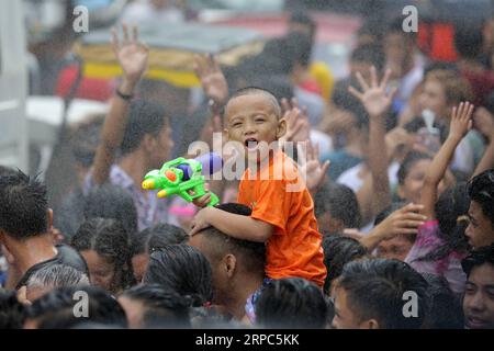 (190624) -- SAN JUAN CITY, 24. Juni 2019 -- Menschen feiern das jährliche Wattah-Wattah-Festival in San Juan City, Philippinen, 24. Juni 2019. Das Wattah-Wattah-Festival wird mit lebhaftem und ausgelassenem Straßentanz, Basaan (Wassergießen), Paraden und Konzerten lokaler Künstler gefeiert. ) PHILIPPINEN-SAN JUAN CITY-WATTAH-WATTAH FESTIVAL ROUELLEXUMALI PUBLICATIONXNOTXINXCHN Stockfoto