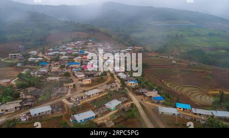 (190624) -- KUNMING, 24. Juni 2019 -- Luftaufnahme vom 15. Juni 2019 zeigt den Blick auf das Dorf Yongguang in der Xinchang Township der Wa Autonomous County von Ximeng, Provinz Yunnan im Südwesten Chinas. ) CHINA-YUNNAN-XIMENG-DEVELOPMENT (CN) HuxChao PUBLICATIONxNOTxINxCHN Stockfoto