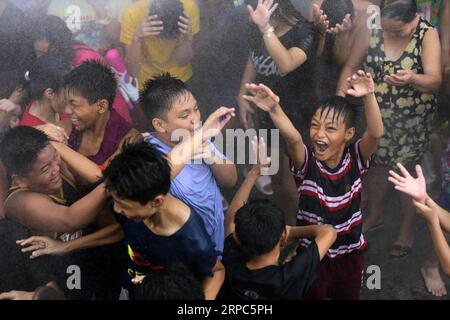 (190624) -- SAN JUAN CITY, 24. Juni 2019 -- Menschen feiern das jährliche Wattah-Wattah-Festival in San Juan City, Philippinen, 24. Juni 2019. Das Wattah-Wattah-Festival wird mit lebhaftem und ausgelassenem Straßentanz, Basaan (Wassergießen), Paraden und Konzerten lokaler Künstler gefeiert. ) PHILIPPINEN-SAN JUAN CITY-WATTAH-WATTAH FESTIVAL ROUELLEXUMALI PUBLICATIONXNOTXINXCHN Stockfoto