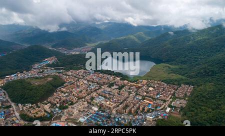 (190624) -- KUNMING, 24. Juni 2019 -- Luftaufnahme vom 17. Juni 2019 zeigt den neuen Verwaltungssitz des autonomen Bezirks Wa in Ximeng, Provinz Yunnan im Südwesten Chinas. ) CHINA-YUNNAN-XIMENG-DEVELOPMENT (CN) HuxChao PUBLICATIONxNOTxINxCHN Stockfoto