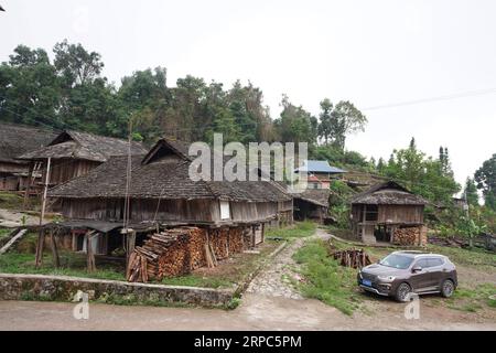 (190624) -- KUNMING, 24. Juni 2019 -- Foto aufgenommen am 18. Juni 2019 zeigt eine reservierte urzeitliche Residenz der ethnischen Gruppe Wa im Dorf Banmu im autonomen Wa County Ximeng, Provinz Yunnan im Südwesten Chinas. ) CHINA-YUNNAN-XIMENG-DEVELOPMENT (CN) QinxQing PUBLICATIONxNOTxINxCHN Stockfoto