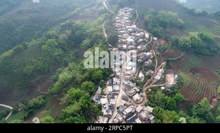 (190624) -- KUNMING, 24. Juni 2019 -- Luftaufnahme vom 15. Juni 2019 zeigt den Blick auf das Dorf Banzhe im autonomen Wa County von Ximeng, Provinz Yunnan im Südwesten Chinas. ) CHINA-YUNNAN-XIMENG-DEVELOPMENT (CN) QinxQing PUBLICATIONxNOTxINxCHN Stockfoto