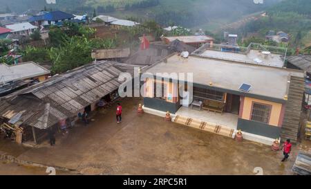 (190624) -- KUNMING, 24. Juni 2019 -- Luftaufnahme vom 15. Juni 2019 zeigt die alten und neuen Häuser einer Familie im Dorf Yongguang im autonomen Kreis Wa von Ximeng, Provinz Yunnan im Südwesten Chinas. ) CHINA-YUNNAN-XIMENG-DEVELOPMENT (CN) HuxChao PUBLICATIONxNOTxINxCHN Stockfoto