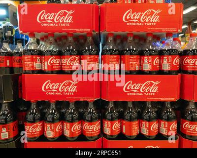 Große Plastikflaschen Coca Cola Soft in Boxen in einem Supermarkt. Kopenhagen, Denemark - 2. September 2023. Stockfoto