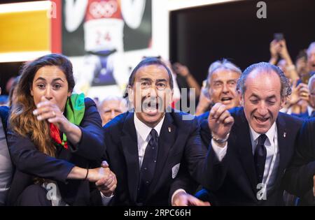 (190625) -- PEKING, 25. Juni 2019 -- Mailänder Bürgermeister Giuseppe Sala (C) und Mitglieder der Mailand-Cortina-Delegation feiern, nachdem die Städte den Zuschlag für die Ausrichtung der Olympischen Winterspiele 2026 während der 134. Sitzung des Internationalen Olympischen Komitees in Lausanne, Schweiz, am 24. Juni 2019 gewonnen haben. POOL/) XINHUA FOTOS DES TAGES XUXJINQUAN PUBLICATIONXNOTXINXCHN Stockfoto