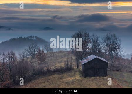 Bergdorf am nebeligen Wintermorgen Stockfoto
