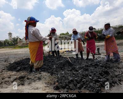 (190625) -- KATHMANDU, 25. Juni 2019 -- Arbeiterinnen werden am Wiederaufbau des historischen Ranipokhari-Teichs in Kathmandu, Nepal, am 24. Juni 2019 gesehen. Etwa 45 nepalesische Newari-Frauen aus Bhaktapur sind am Wiederaufbau des historischen Ranipokhari-Teichs beteiligt, der im 17. Jahrhundert erbaut wurde und beim massiven Erdbeben am 25. April 2015 schwer beschädigt wurde. NEPAL-KATHMANDU-RANIPOKHARI POND-REKONSTRUKTION-ARBEITERINNEN SUNILXSHARMA PUBLICATIONXNOTXINXCHN Stockfoto