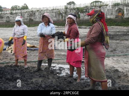 (190625) -- KATHMANDU, 25. Juni 2019 -- Arbeiterinnen werden am Wiederaufbau des historischen Ranipokhari-Teichs in Kathmandu, Nepal, am 24. Juni 2019 gesehen. Etwa 45 nepalesische Newari-Frauen aus Bhaktapur sind am Wiederaufbau des historischen Ranipokhari-Teichs beteiligt, der im 17. Jahrhundert erbaut wurde und beim massiven Erdbeben am 25. April 2015 schwer beschädigt wurde. NEPAL-KATHMANDU-RANIPOKHARI POND-REKONSTRUKTION-ARBEITERINNEN SUNILXSHARMA PUBLICATIONXNOTXINXCHN Stockfoto