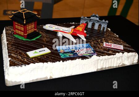 (190625) -- PEKING, 25. Juni 2019 -- Ein Kuchen mit Dekorationen von Hainan Airlines wird bei einer Eröffnungszeremonie seiner neuen Strecken am Flughafen Barajas in Madrid, Spanien, am 22. März 2018 vorgestellt. ) Xinhua-Schlagzeilen: Europa ist bereit, mehr chinesische Touristen GuoxQiuda PUBLICATIONxNOTxINxCHN zu empfangen Stockfoto