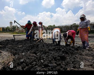 (190625) -- KATHMANDU, 25. Juni 2019 -- Arbeiterinnen werden am Wiederaufbau des historischen Ranipokhari-Teichs in Kathmandu, Nepal, am 24. Juni 2019 gesehen. Etwa 45 nepalesische Newari-Frauen aus Bhaktapur sind am Wiederaufbau des historischen Ranipokhari-Teichs beteiligt, der im 17. Jahrhundert erbaut wurde und beim massiven Erdbeben am 25. April 2015 schwer beschädigt wurde. NEPAL-KATHMANDU-RANIPOKHARI POND-REKONSTRUKTION-ARBEITERINNEN SUNILXSHARMA PUBLICATIONXNOTXINXCHN Stockfoto