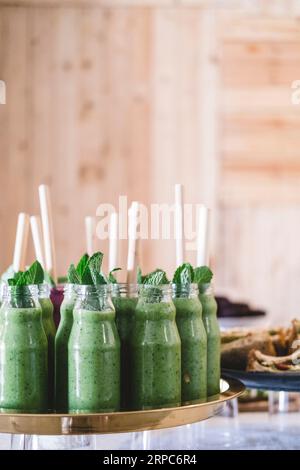 Auswahl an Frühstücks-Smoothie in kleinen Vintage-Flaschen Stockfoto