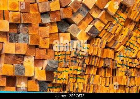 Nahaufnahme eines Stapels gehobelter Holzteile, der zum Verkauf angeboten wird. Nesarabad, Bangladesch. Stockfoto