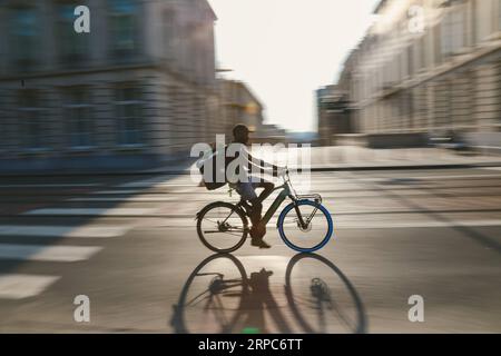 (190626) -- BRÜSSEL, 26. Juni 2019 -- am 25. Juni 2019 fährt Ein Liefermann auf einer Straße in Brüssel, Belgien. In dieser Woche traf eine Hitzewelle viele Teile Westeuropas, wobei die Temperaturen in einigen Regionen über 40 Grad Celsius stiegen. ) BELGIEN-BRÜSSEL-WETTER-HITZE ZhangxCheng PUBLICATIONxNOTxINxCHN Stockfoto