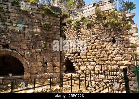 Alte Burgmauern und Ruinen rund um Ulubat oder den Uluabat-See Golyazi in Bursa, Türkei, Juni 25 2023 Stockfoto