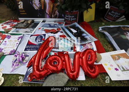 (190626) -- LOS ANGELES, 26. Juni 2019 -- Bilder sind vor Michael Jacksons letzter Ruhestätte im Forest Lawn Memorial Garden zu sehen, um den 10. Jahrestag von Jacksons Tod in Los Angeles, USA, am 25. Juni 2019 zu begehen. Fans aus aller Welt kamen am Dienstag nach Los Angeles, um Michael Jackson am 10. Jahrestag des Todes des Popstars 2009 zu gedenken. U.S.-LOS ANGELES-MICHAEL JACKSON-JUBILÄUM LIXYING PUBLICATIONXNOTXINXCHN Stockfoto