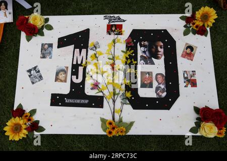 (190626) -- LOS ANGELES, 26. Juni 2019 -- Blumen und Bilder sind vor Michael Jacksons letzter Ruhestätte im Forest Lawn Memorial Garden zu sehen, um den 10. Jahrestag von Jacksons Tod in Los Angeles, den USA, am 25. Juni 2019 zu begehen. Fans aus aller Welt kamen am Dienstag nach Los Angeles, um Michael Jackson am 10. Jahrestag des Todes des Popstars 2009 zu gedenken. U.S.-LOS ANGELES-MICHAEL JACKSON-JUBILÄUM LIXYING PUBLICATIONXNOTXINXCHN Stockfoto