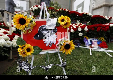 (190626) -- LOS ANGELES, 26. Juni 2019 -- Blumen und Bilder sind vor Michael Jacksons letzter Ruhestätte im Forest Lawn Memorial Garden zu sehen, um den 10. Jahrestag von Jacksons Tod in Los Angeles, den USA, am 25. Juni 2019 zu begehen. Fans aus aller Welt kamen am Dienstag nach Los Angeles, um Michael Jackson am 10. Jahrestag des Todes des Popstars 2009 zu gedenken. U.S.-LOS ANGELES-MICHAEL JACKSON-JUBILÄUM LIXYING PUBLICATIONXNOTXINXCHN Stockfoto