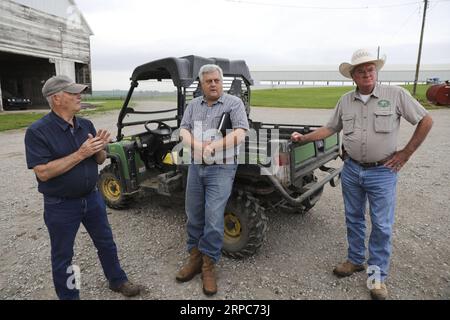 (190626) -- ATLANTIC, 26. Juni 2019 -- Farmbesitzer Bill Pellett (L) spricht mit seinem Partner Phil Ham und James Vaughn auf seiner Familienfarm in Atlantic, einer kleinen Stadt im Mittleren Westen von Iowa, den Vereinigten Staaten, 18. Juni 2019. Von Viehzüchtern in Iowa bis hin zu Pekannussanbauern in Georgia sorgen sich die US-Landwirte um weitere Schäden, die durch Marktunsicherheiten verursacht werden, da sich die Handelsspannungen zwischen den beiden größten Volkswirtschaften der Welt weiter verschlechtern. ZU DIESEM Feature: US-Landwirte frustriert durch Schäden durch Zollunsicherheiten ) US-ATLANTIK-LANDWIRTSCHAFT-CHINA HANDEL WangxYing PUBLICATIONxNOTxINxCHN Stockfoto