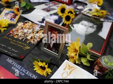 (190626) -- LOS ANGELES, 26. Juni 2019 -- Blumen und Bilder sind vor Michael Jacksons letzter Ruhestätte im Forest Lawn Memorial Garden zu sehen, um den 10. Jahrestag von Jacksons Tod in Los Angeles, den USA, am 25. Juni 2019 zu begehen. Fans aus aller Welt kamen am Dienstag nach Los Angeles, um Michael Jackson am 10. Jahrestag des Todes des Popstars 2009 zu gedenken. U.S.-LOS ANGELES-MICHAEL JACKSON-JUBILÄUM LIXYING PUBLICATIONXNOTXINXCHN Stockfoto