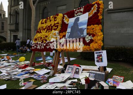 (190626) -- LOS ANGELES, 26. Juni 2019 -- Blumen und Bilder sind vor Michael Jacksons letzter Ruhestätte im Forest Lawn Memorial Garden zu sehen, um den 10. Jahrestag von Jacksons Tod in Los Angeles, den USA, am 25. Juni 2019 zu begehen. Fans aus aller Welt kamen am Dienstag nach Los Angeles, um Michael Jackson am 10. Jahrestag des Todes des Popstars 2009 zu gedenken. U.S.-LOS ANGELES-MICHAEL JACKSON-JUBILÄUM LIXYING PUBLICATIONXNOTXINXCHN Stockfoto