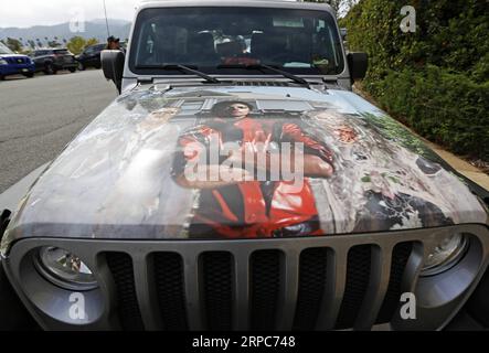 (190626) -- LOS ANGELES, 26. Juni 2019 -- Ein Auto, Das mit einem Poster von Michael Jackson bedeckt ist, wird vor Michael Jacksons letzter Ruhestätte im Forest Lawn Memorial Garden in Los Angeles, USA, gesehen, 25. Juni 2019. Fans aus aller Welt kamen am Dienstag nach Los Angeles, um Michael Jackson am 10. Jahrestag des Todes des Popstars 2009 zu gedenken. U.S.-LOS ANGELES-MICHAEL JACKSON-JUBILÄUM LIXYING PUBLICATIONXNOTXINXCHN Stockfoto