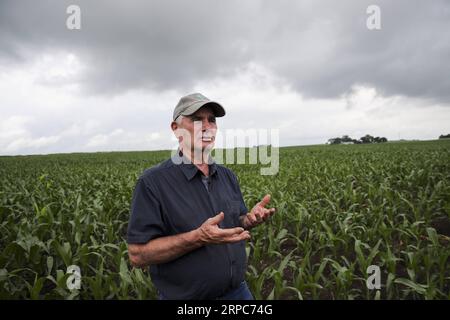 (190626) -- ATLANTIC, 26. Juni 2019 -- Farmbesitzer Bill Pellett spricht während eines Interviews auf seinem Maisfeld in seiner Familienfarm in Atlantic, einer kleinen Stadt im Mittleren Westen von Iowa, USA, 18. Juni 2019. Von Viehzüchtern in Iowa bis hin zu Pekannussanbauern in Georgia sorgen sich die US-Landwirte um weitere Schäden, die durch Marktunsicherheiten verursacht werden, da sich die Handelsspannungen zwischen den beiden größten Volkswirtschaften der Welt weiter verschlechtern. ZU DIESEM Feature: US-Landwirte frustriert durch Schäden durch Zollunsicherheiten ) US-ATLANTIK-LANDWIRTSCHAFT-CHINA HANDEL WangxYing PUBLICATIONxNOTxINxCHN Stockfoto