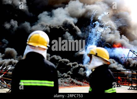 News Bilder des Tages (190626) -- YANGON, 26. Juni 2019 -- Rauchen und Flammen beim Verbrennen beschlagnahmter Drogen während einer Zeremonie zur Drogenvernichtung anlässlich des Internationalen Tages gegen Drogenmissbrauch und illegalen Handel in Yangon, Myanmar, 26. Juni 2019. ) MYANMAR-YANGON-DRUG DESTRUCTION UxAung PUBLICATIONxNOTxINxCHN Stockfoto