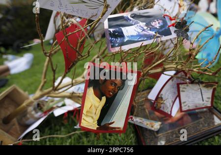 (190626) -- LOS ANGELES, 26. Juni 2019 -- Bilder sind vor Michael Jacksons letzter Ruhestätte im Forest Lawn Memorial Garden zu sehen, um den 10. Jahrestag von Jacksons Tod in Los Angeles, USA, am 25. Juni 2019 zu begehen. Fans aus aller Welt kamen am Dienstag nach Los Angeles, um Michael Jackson am 10. Jahrestag des Todes des Popstars 2009 zu gedenken. U.S.-LOS ANGELES-MICHAEL JACKSON-JUBILÄUM LIXYING PUBLICATIONXNOTXINXCHN Stockfoto