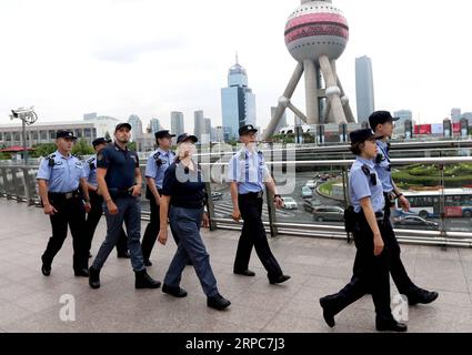 (190626) -- SHANGHAI, 26. Juni 2019 -- chinesische und italienische Polizeibeamte patrouillieren im Lujiazui-Gebiet in Pudong, Ostchinas Shanghai, 26. Juni 2019. Italienische Polizeibeamte begannen am Montag, mit ihren lokalen Kollegen in China touristische Orte zu patrouillieren, nachdem eine Eröffnungszeremonie in Peking stattgefunden hatte. Die gemeinsame Patrouille, die dritte solche Übung zwischen der chinesischen und der italienischen Polizei in China, wird bis zum 5. Juli in vier Städten dauern: Peking, Shanghai, Chongqing und Guangzhou. ) CHINA-SHANGHAI-ITALIEN-POLIZEI-GEMEINSAME PATROUILLE (CN) FANXJUN PUBLICATIONXNOTXINXCHN Stockfoto