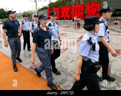 (190626) -- SHANGHAI, 26. Juni 2019 -- chinesische und italienische Polizeibeamte patrouillieren unter dem Oriental Pearl Tower im ostchinesischen Shanghai, 26. Juni 2019. Italienische Polizeibeamte begannen am Montag, mit ihren lokalen Kollegen in China touristische Orte zu patrouillieren, nachdem eine Eröffnungszeremonie in Peking stattgefunden hatte. Die gemeinsame Patrouille, die dritte solche Übung zwischen der chinesischen und der italienischen Polizei in China, wird bis zum 5. Juli in vier Städten dauern: Peking, Shanghai, Chongqing und Guangzhou. ) CHINA-SHANGHAI-ITALIEN-POLIZEI-GEMEINSAME PATROUILLE (CN) FANXJUN PUBLICATIONXNOTXINXCHN Stockfoto