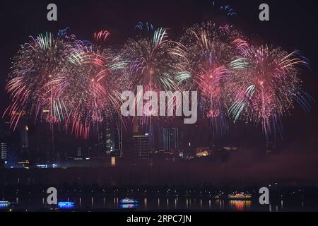 News Bilder des Tages (190626) -- CHANGSHA, 26. Juni 2019 -- Foto aufgenommen am 26. Juni 2019 zeigt Feuerwerk anlässlich der bevorstehenden China-African Economic and Trade Expo in Changsha, der Hauptstadt der zentralchinesischen Provinz Hunan. Die erste chinesisch-afrikanische Wirtschafts- und Handelsmesse findet vom 27. Bis 29. Juni statt. ) CHINA-HUNAN-CHINA-AFRICAN ECONOMIC AND TRADE EXPO-FIREWORKS(CN) XUEXYUGE PUBLICATIONXNOTXINXCHN Stockfoto