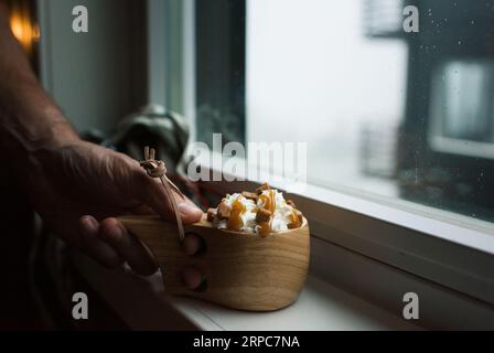 Luxuriöse heiße Schokolade auf einer Fensterbank in einer norwegischen Kabine Stockfoto