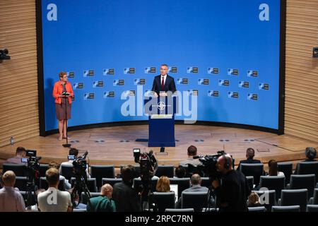 (190626) -- BRÜSSEL, 26. Juni 2019 -- NATO-Generalsekretär Jens Stoltenberg (C, hinten) nimmt an einer Pressekonferenz während eines Treffens der NATO-Verteidigungsminister im NATO-Hauptquartier in Brüssel, Belgien, am 26. Juni 2019 Teil. Die Verteidigungsminister der NATO trafen sich am Mittwoch in Brüssel, um zwei Tage lang Gespräche über die wichtigsten Sicherheitsfragen aufzunehmen. ) BELGIEN-BRÜSSEL-NATO-VERTEIDIGUNGSMINISTERTREFFEN ZHANGXCHENG PUBLICATIONXNOTXINXCHN Stockfoto